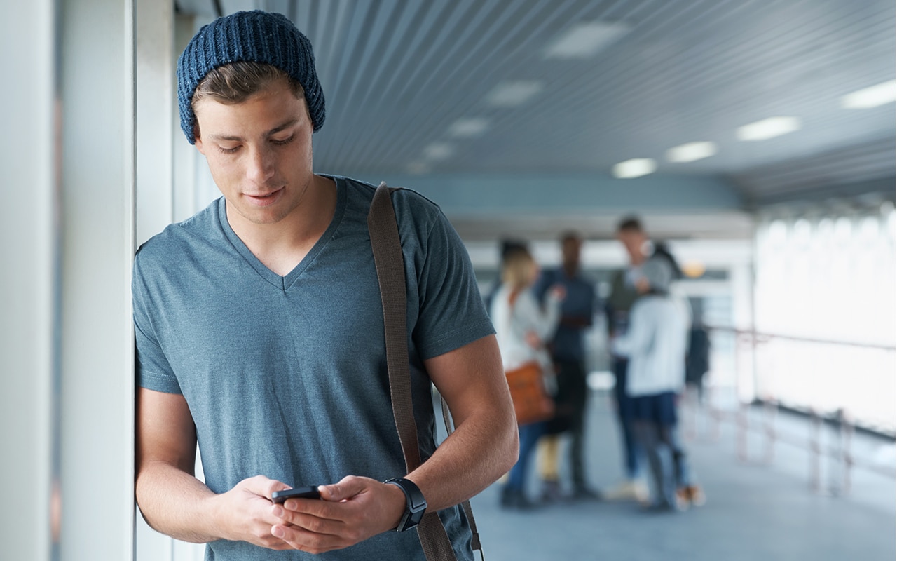 -en-linea-para-entretenimiento-en-el-sitio-web-del-blog-comunicacion-universitaria-o-lectura-de-articulos-