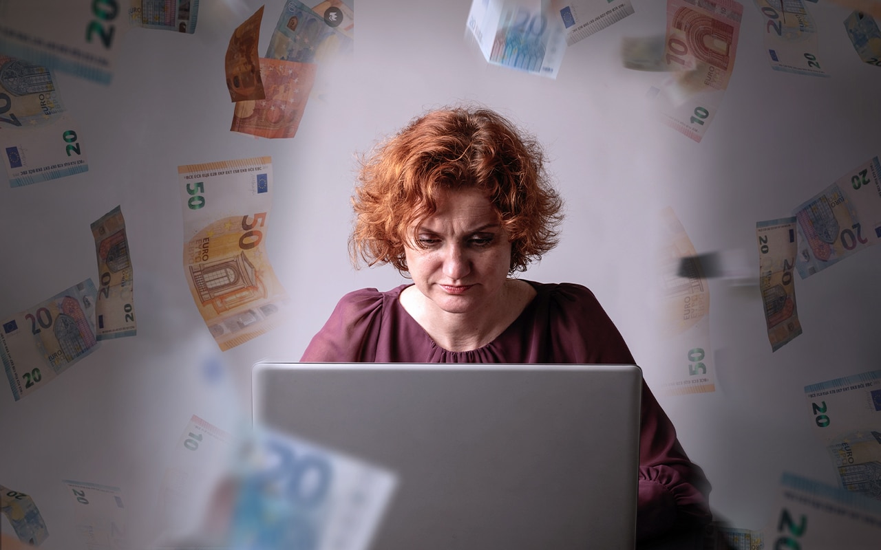 retrato-de-un-mujer maduro-usando portatil